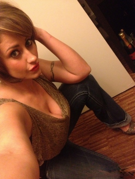 Short haired chick Eva Notty bares her giant tits during selfshot action