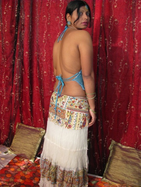 Indian woman unleashes her natural breasts before kissing her lover