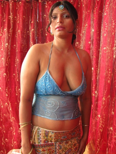 Indian woman unleashes her natural breasts before kissing her lover
