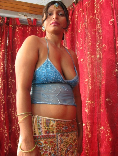 Indian woman unleashes her natural breasts before kissing her lover