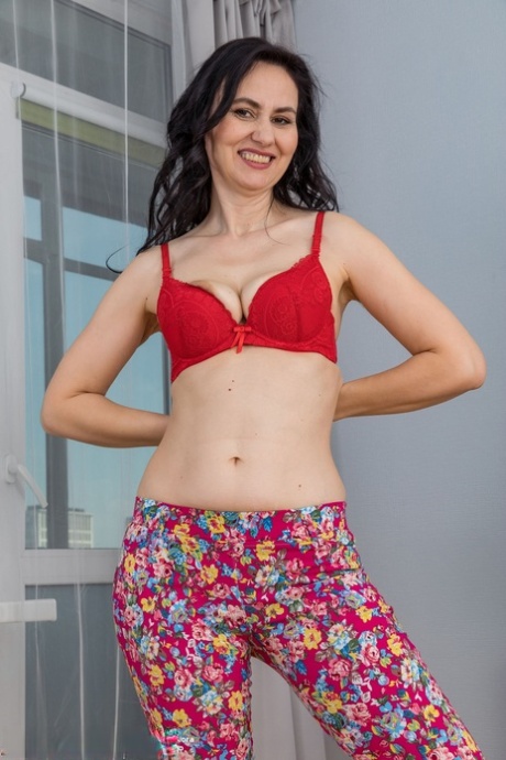 Over 30 lady Isadora strips naked after doing her stretches in bare feet