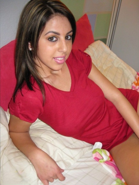 Pretty teen Heavenly Smut takes self shots on a bed in a teasing manner
