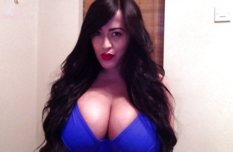 European pornstar Leanne Crow dose some sexy self shots while naked