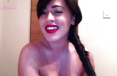 European pornstar Leanne Crow dose some sexy self shots while naked