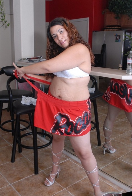 Chunky girl Mercedez removes skirt for masturbation of fat pussy