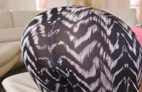 Euro babe Suzy Fox freeing big white butt from yoga pants in high heels