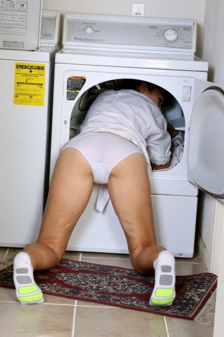 Amateur housewife Ivana Slew strips & poses naked while doing laundry