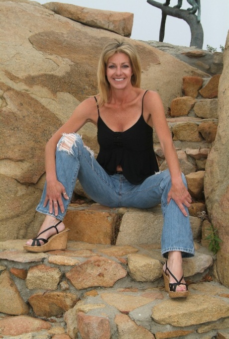 Skinny mature amateur Marlee loses her shirt and jeans and poses outdoors