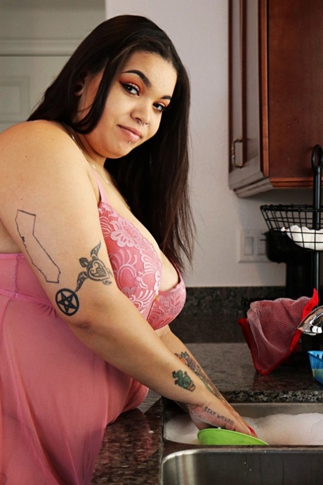 Brunette BBW Tony Hook shows her big tits and sucks a BBC before sex