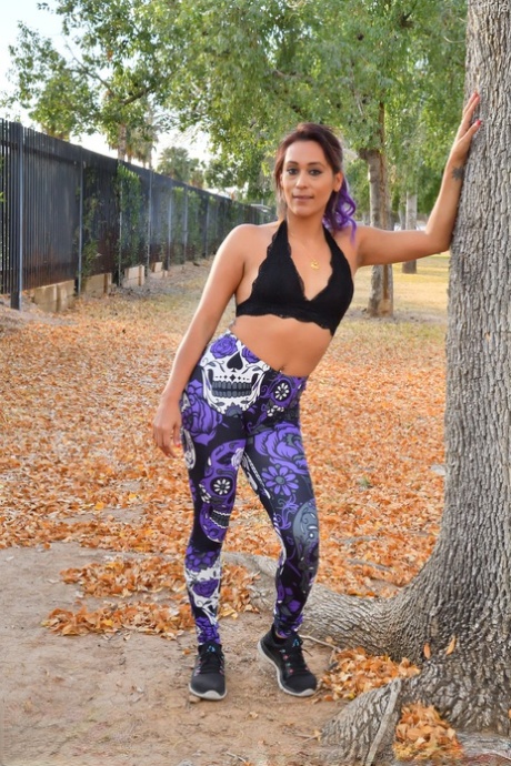 Amateur MILF Mia unveils her small tits & plays in fallen leaves in yoga pants