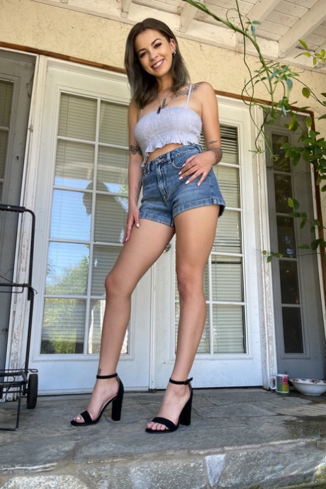 Sexy girlfriend Bella Luna shows her beautiful tits & her shaved pussy