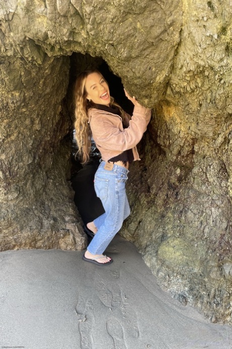 Charming amateur teen with hot feet Summer Vixen poses & masturbates in a solo